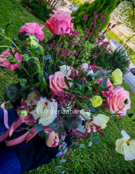 Bouquet assortito di fiori freschi colorati.