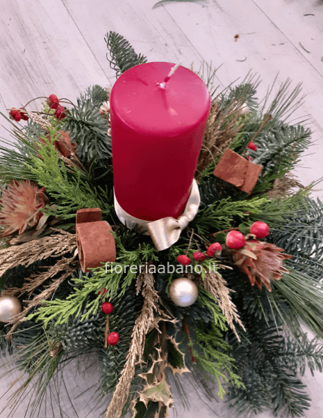 Centrotavola con candela rossa.