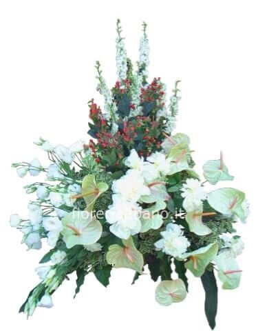 Composizione funebre di fiori freschi colori chiari o assortiti