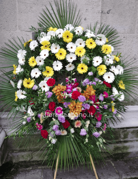 Corona funebre con fiori freschi assortiti, colorata.
