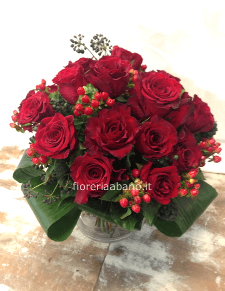 Bouquet di rose rosse confezionato.