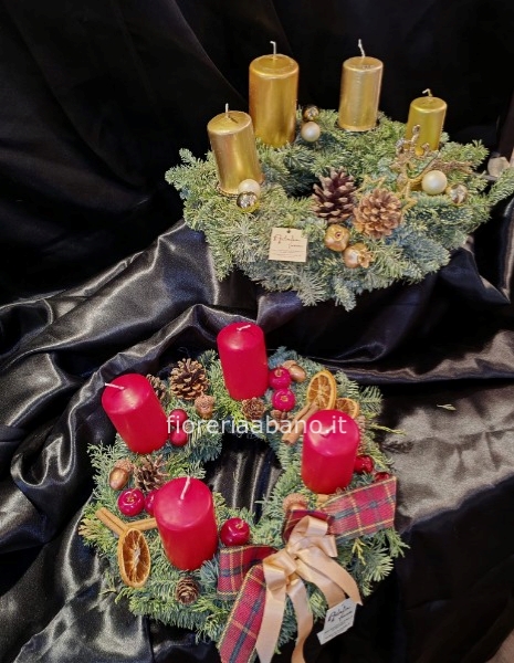 Centrotavola natalizio rosso, con candel,  bacche e abete.